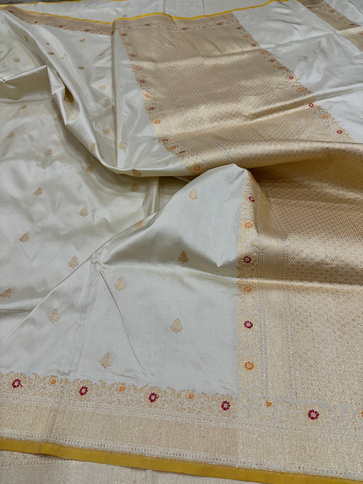 TRADITIONAL BANARASI PURE KATAN SILK ULTRA RICH COLOUR COMBINATION BUTI WEAVING WITH ALLOVER MINAKARI IN BORDER AND PALLU