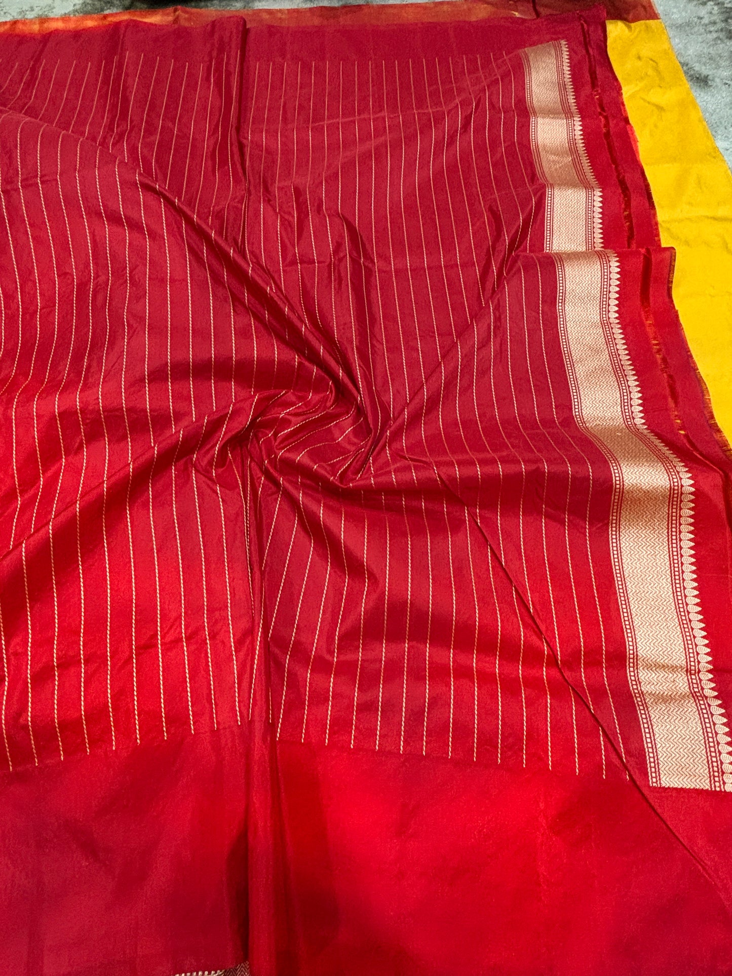 ULTRA RICH BANARASI KADHIYAL BORDER BUTA WEAVING MINAKARI SAREE IN A VERY BEAUTIFUL COLOUR COMBINATION 